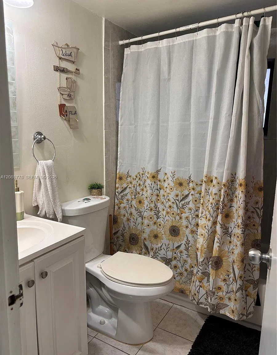 El Prado Xi Condo — Photo 4