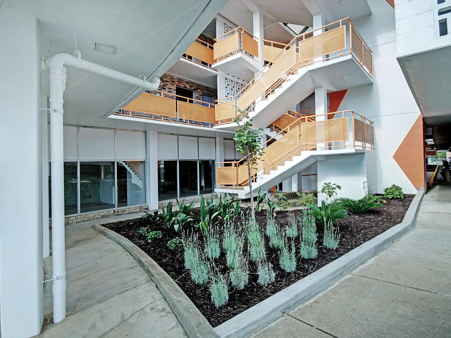 Admiral Apartments — Photo 3