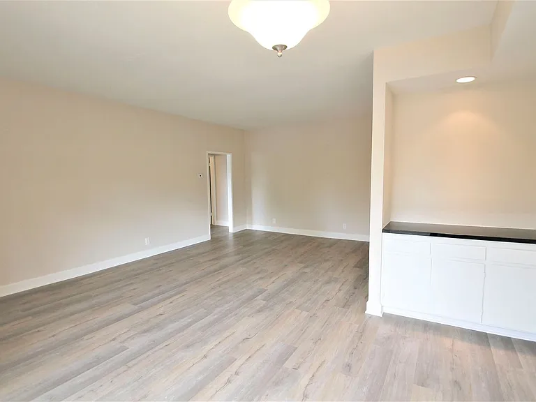 14945 Moorpark St — Photo 10
