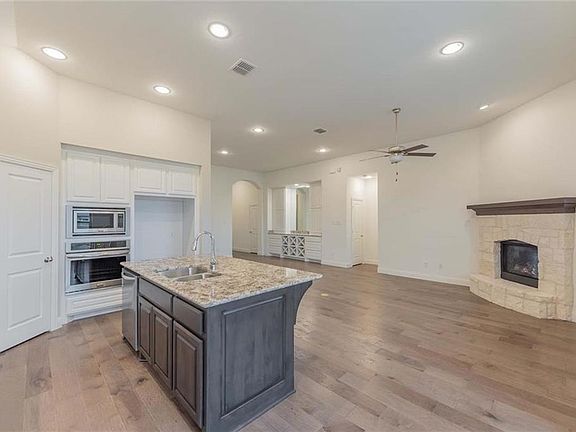 4th image of 400 Village Creek Dr
