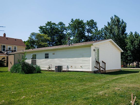 3rd image of 605 E Washington St