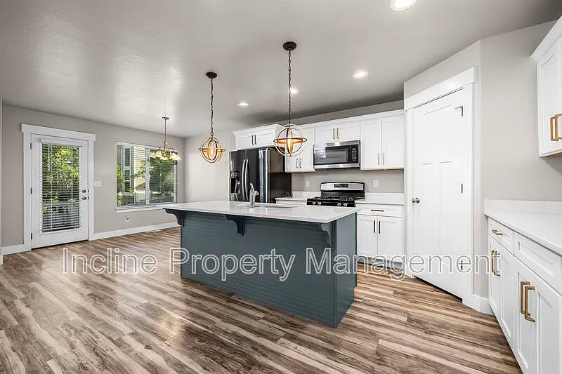 3 bed, 2.5 bath, 2800 sqft, $2,400 — Photo 3