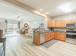 561 Kelvington Dr APT 3, Sun Prairie, WI 53590
