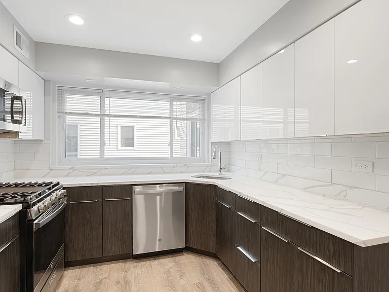 2330 W Lunt Ave #401 — Photo 3