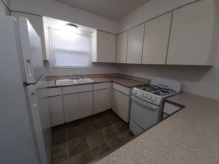 1027 Southpark Dr — Photo 3