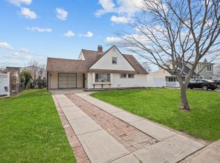 32 Stonecutter Rd, Levittown, NY 11756