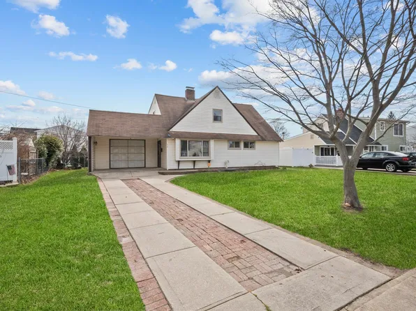 32 Stonecutter Road, Levittown, NY 11756