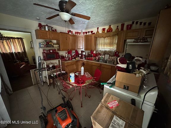 2nd image of 910 Summit St