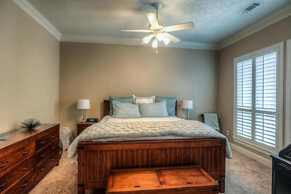 Building Photo - 1043 Memorial Village Dr