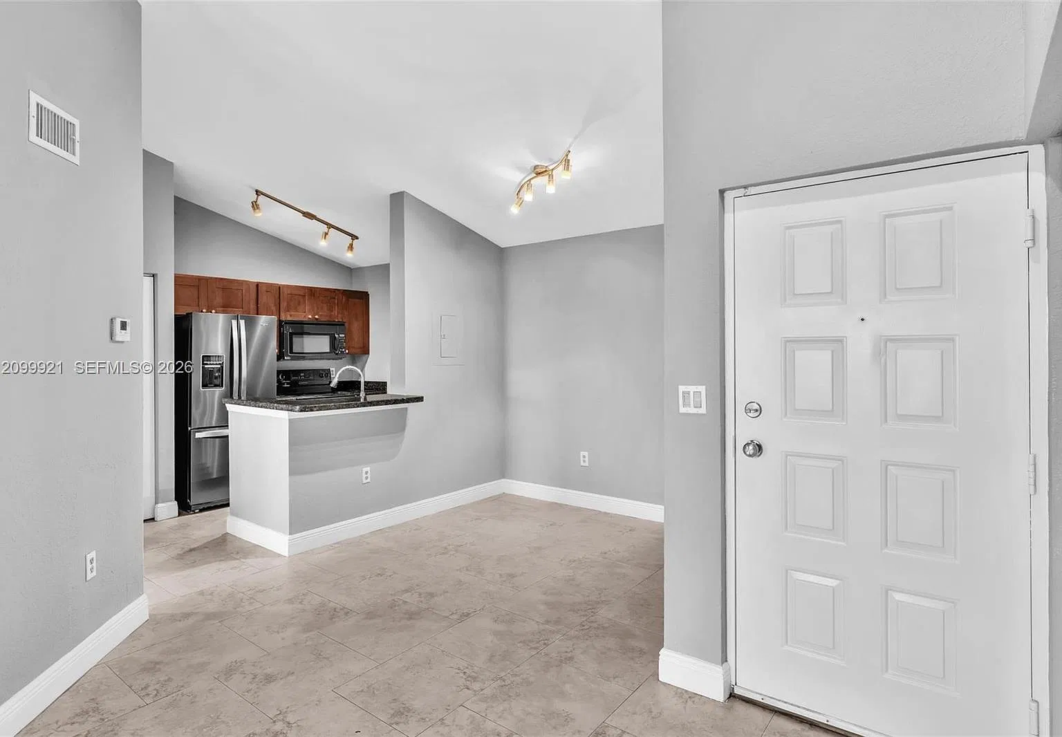 Lakeview Club Condo — Photo 4