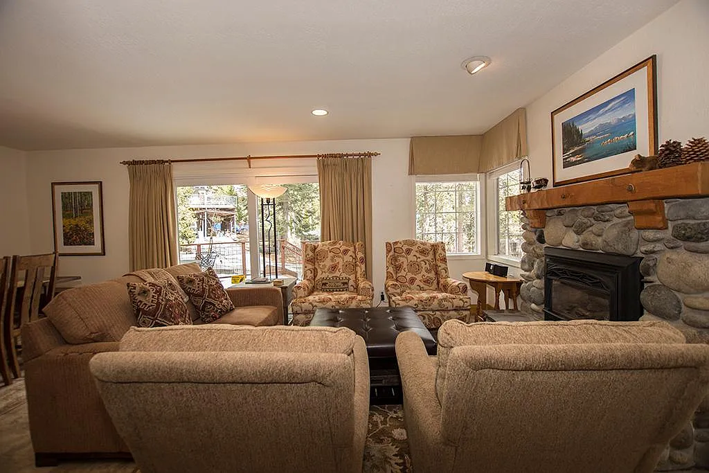 3 bed, 2.5 bath, 1642 sqft, $3,850 — Photo 3