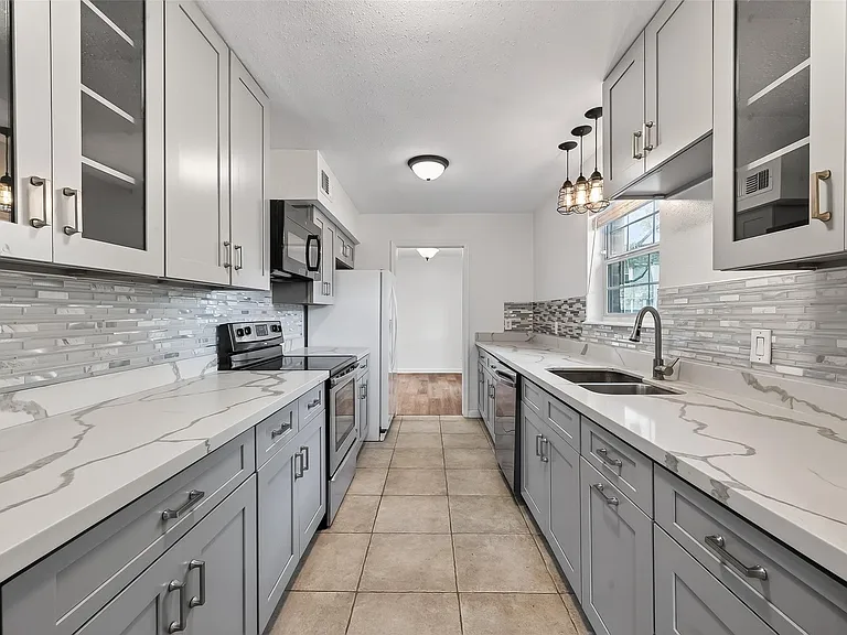 500 N Post Oak Ln — Photo 18