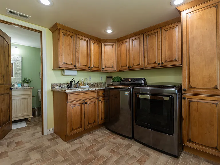 Edgewater Cir — Photo 18