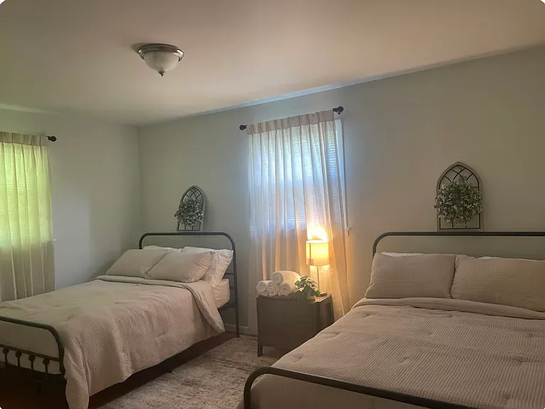 731 Sherman Dr — Photo 2