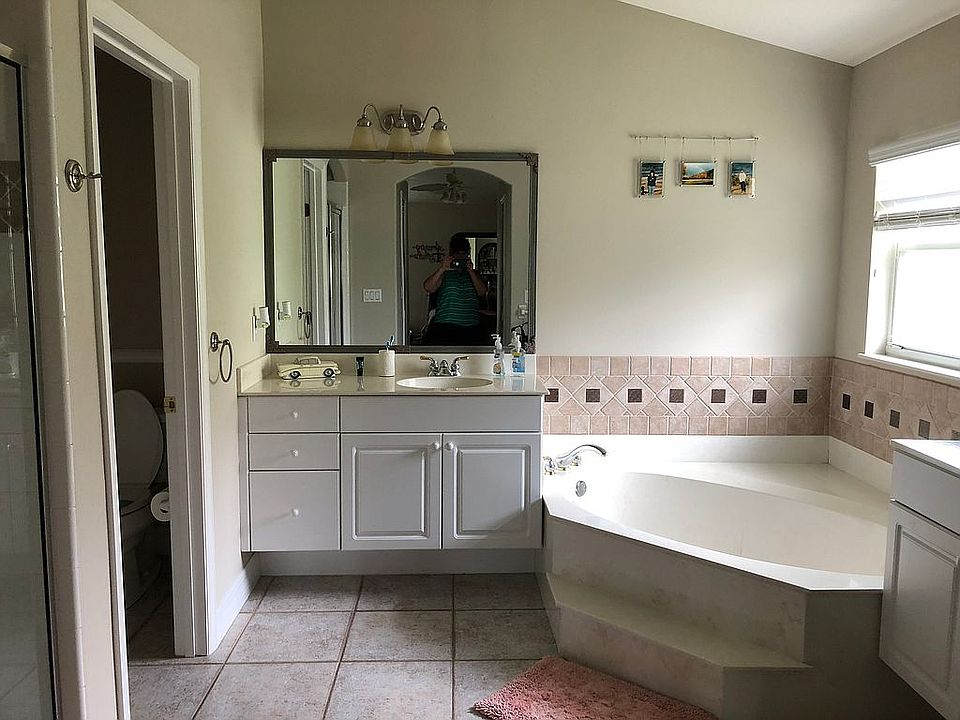 1st image of 22 Waterbluff Dr