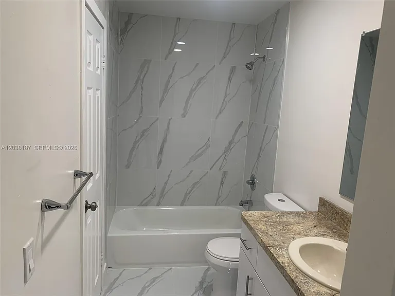 2319 W 60th St #D212 — Photo 10