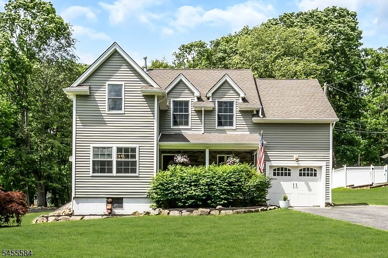 1st image of 15 Thomas Dr