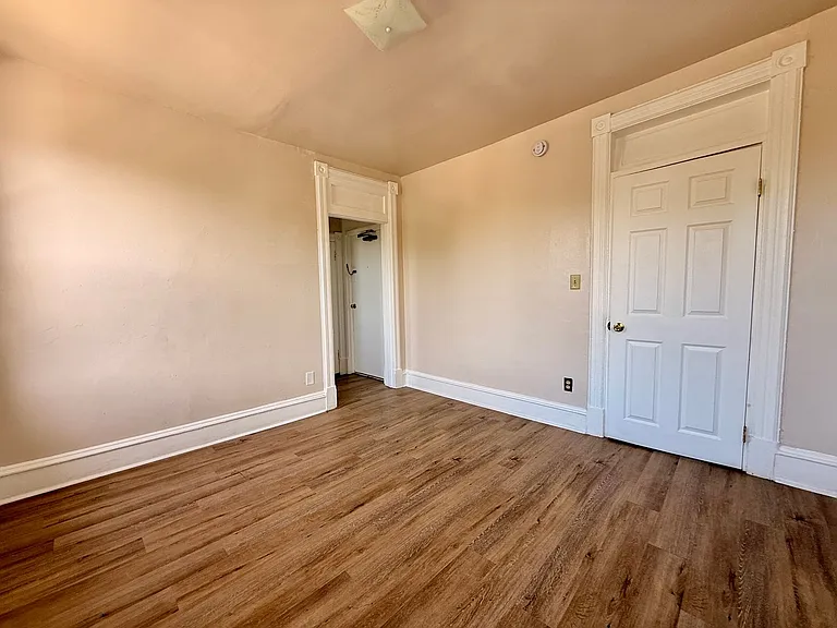 303 N Laurel St — Photo 13