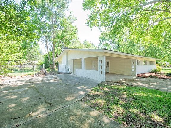 3rd image of 3915 Brenda St