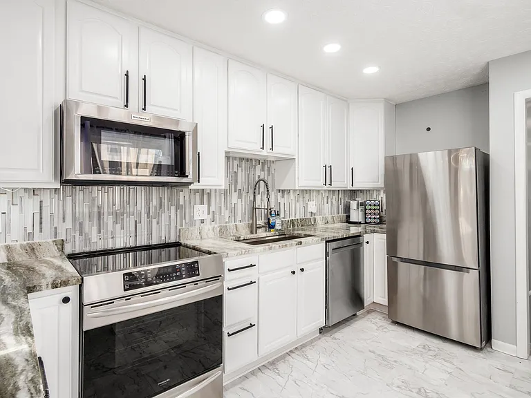 2545 Vanderberg Ave — Photo 8