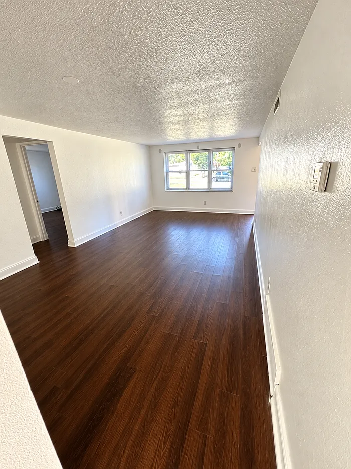 3 bed, 1.5 bath, 1200 sqft, $1,250 — Photo 2