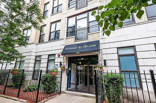 2 bed, 950 sqft, $1,600 — Photo 2