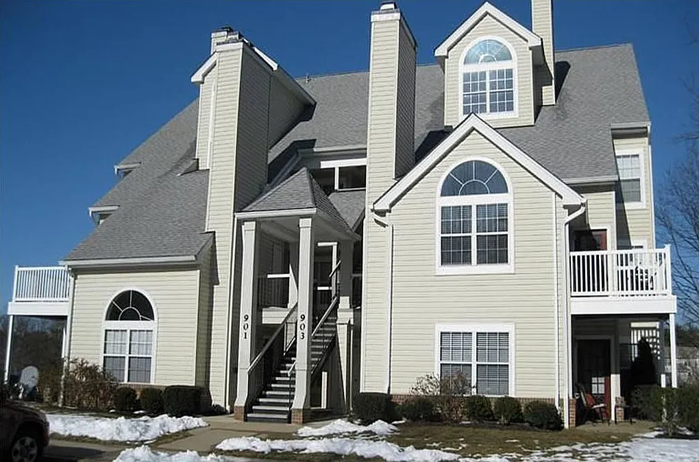 2 bed, 900 sqft, $2,200 — Photo 1