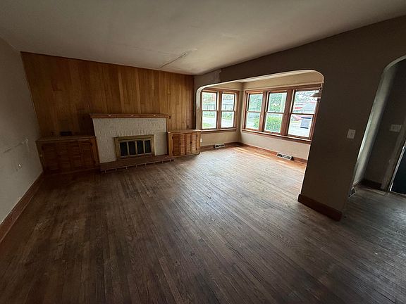 2nd image of 118 W Spring St