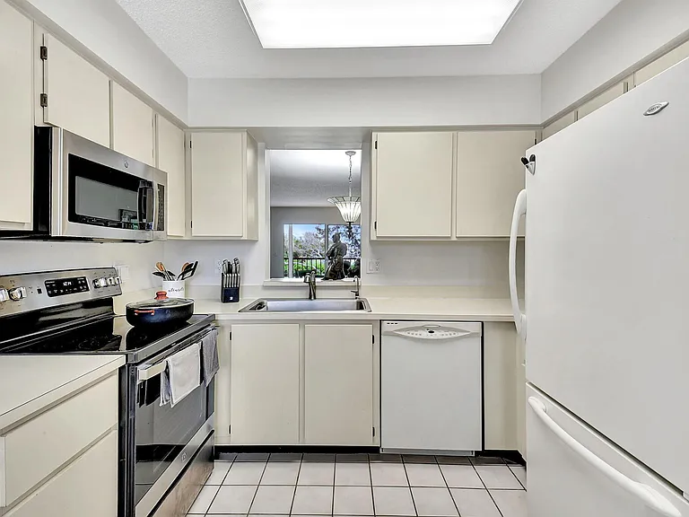 7185 Huntington Ln #301 — Photo 12