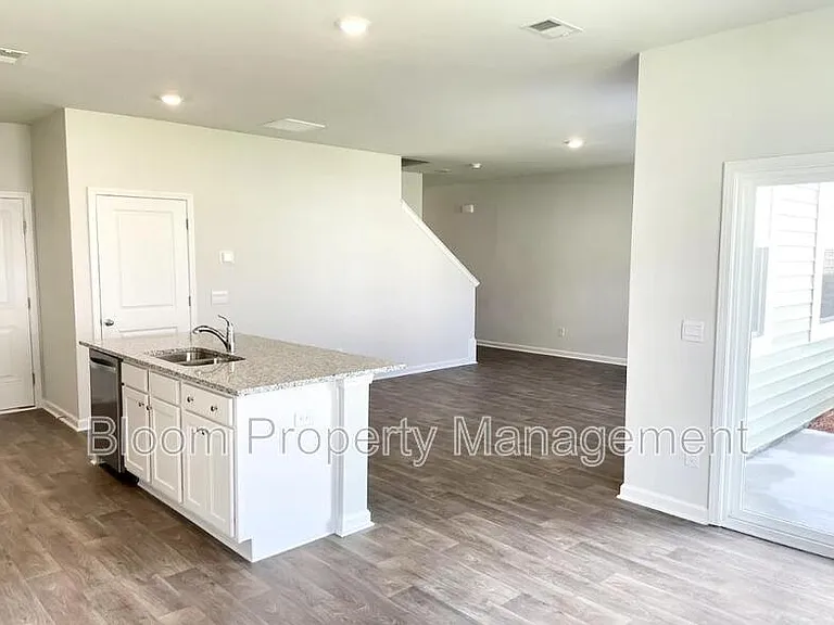825 Kirby Ct — Photo 3