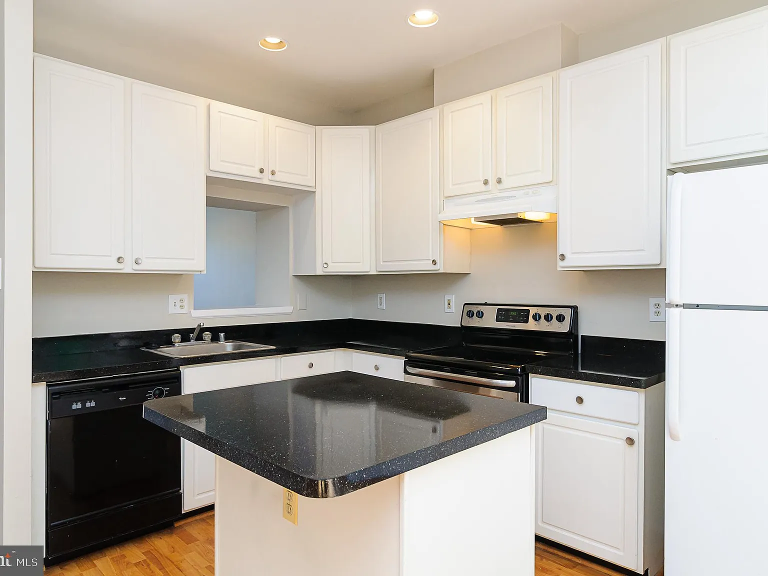 2 bed, 3.5 bath, 2120 sqft, $2,750 — Photo 4