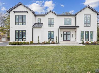 14 Laurie Dr, Englewood Cliffs, NJ