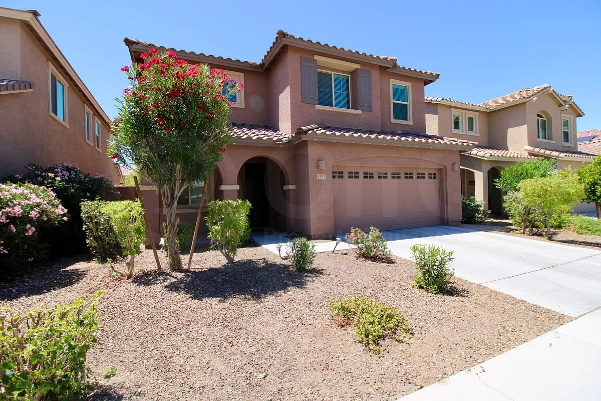 5 bed, 3.0 bath, 2572 sqft, $2,750 — Photo 2