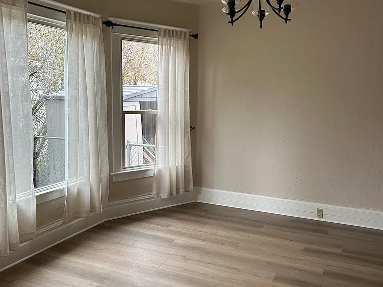 402 N Sampson St — Photo 4