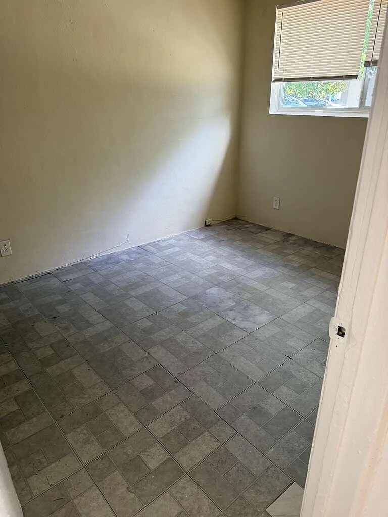 2 bed, 1.0 bath, 2430 sqft, $1,495 — Photo 3