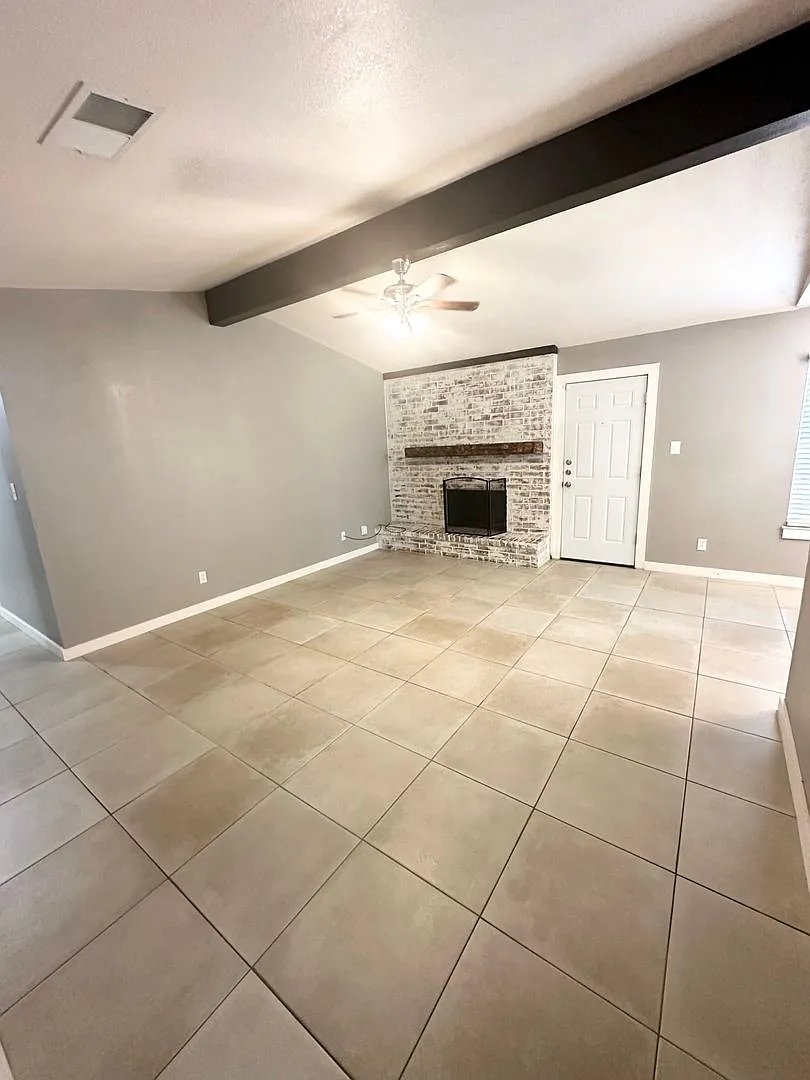 Fully Remodeled 3 Bedroom House For Rent! — Photo 2