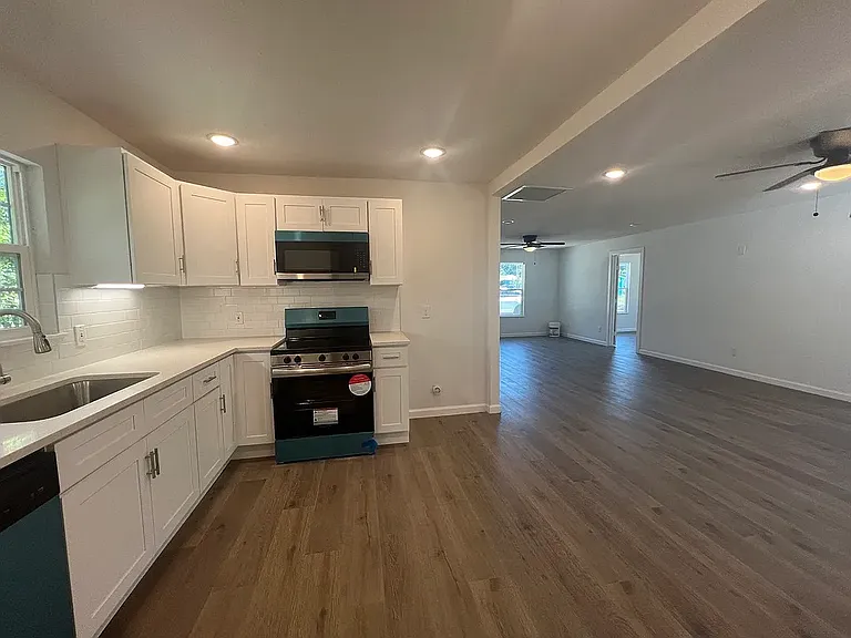 2816 Sayle St — Photo 3