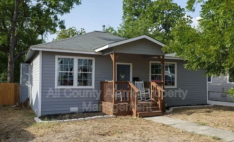 3 bed, 2.0 bath, 1576 sqft, $2,050 — Photo 2
