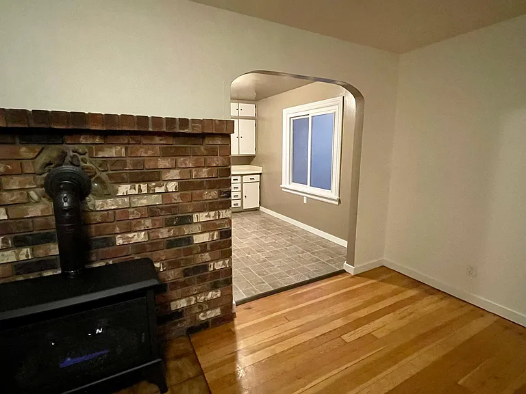 2425 Queen St — Photo 5