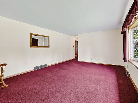 5th image of 4801 Goldfinch Dr