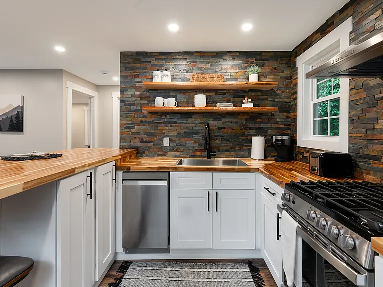 104 Pine Tree Dr — Photo 1