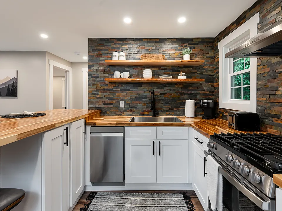 104 Pine Tree Dr