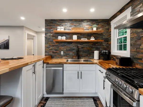 104 Pine Tree Dr, Swannanoa, NC 28778