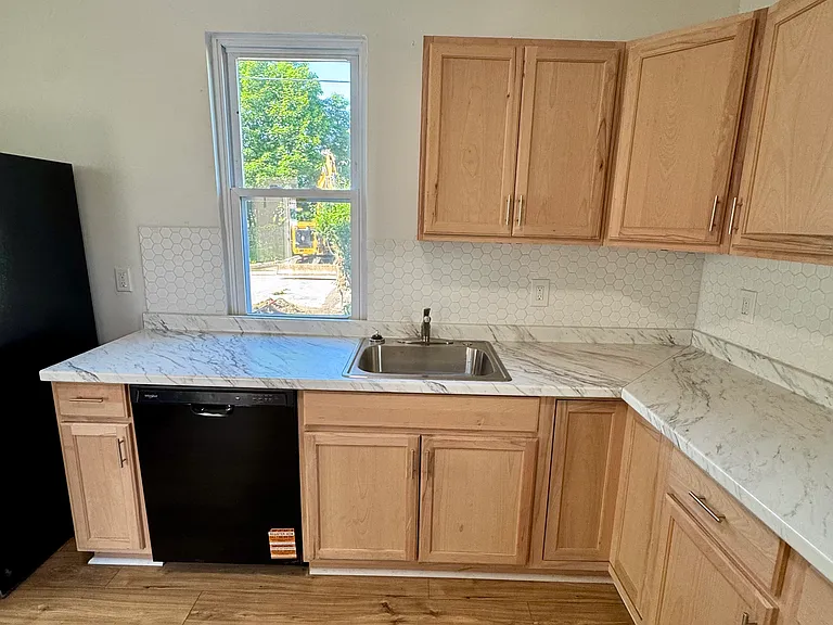 140 Grove Ave — Photo 13
