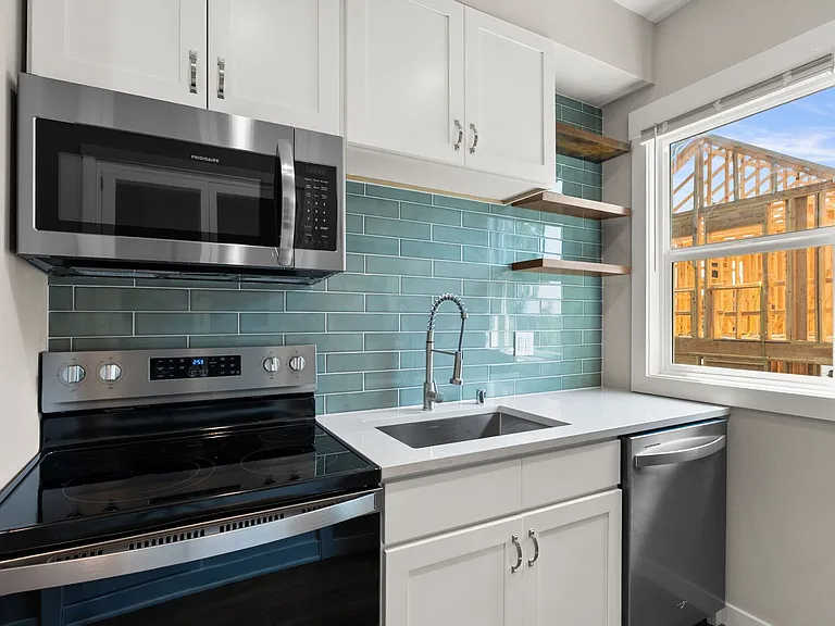 717 W Spofford Ave — Photo 23
