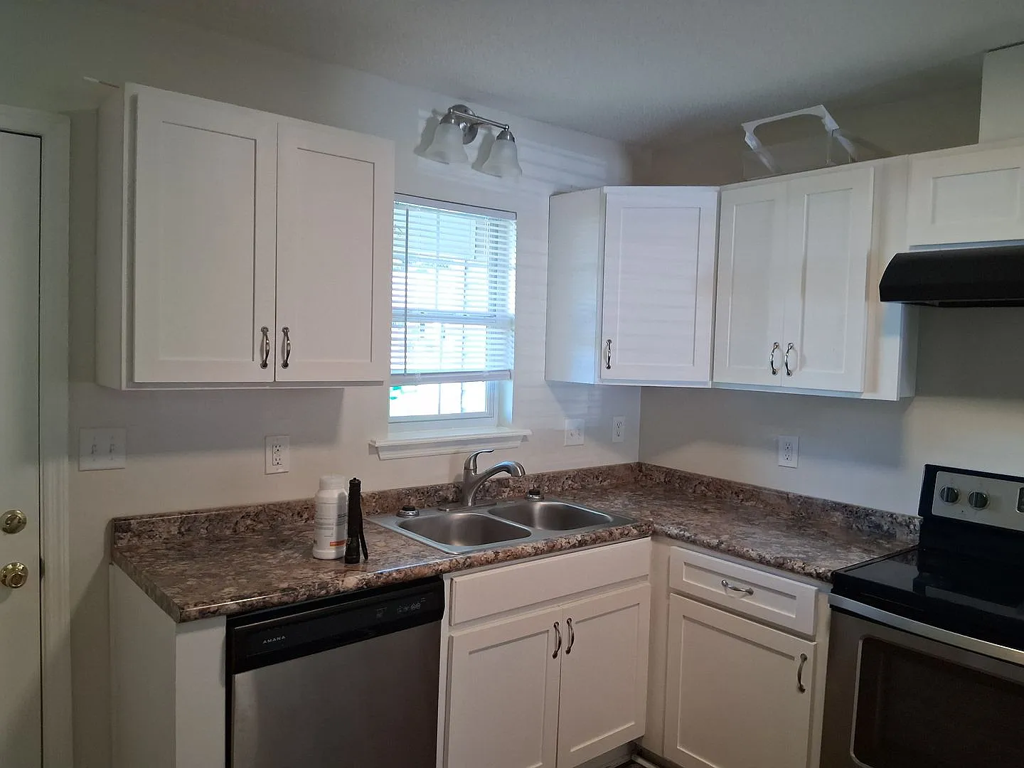2BD/2.5B Townhouse — Photo 3