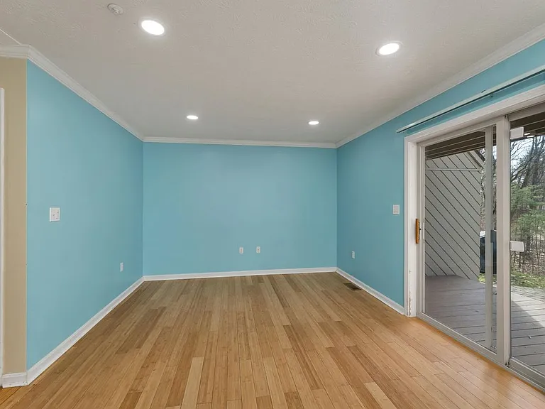 32 Suffolk Ct — Photo 13