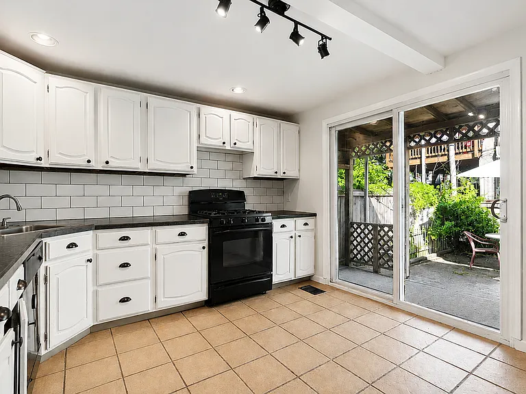 188 Markle St — Photo 4
