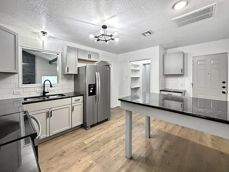 1211 Comay St — Photo 2