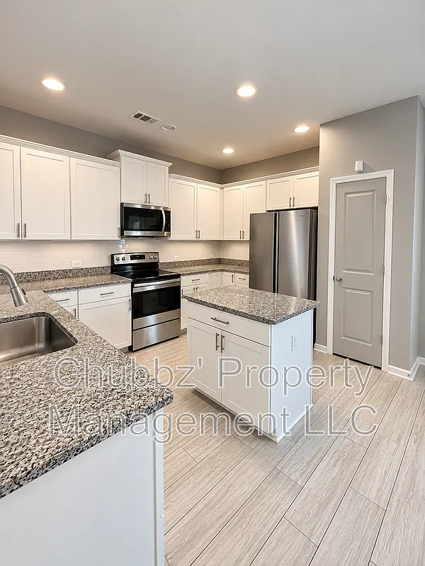 3 bed, 2.5 bath, 1686 sqft, $2,600 — Photo 3